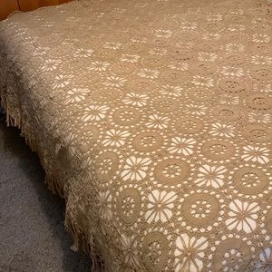 Crochet vintage Quinn/double bed cover tan with fringes on both sides